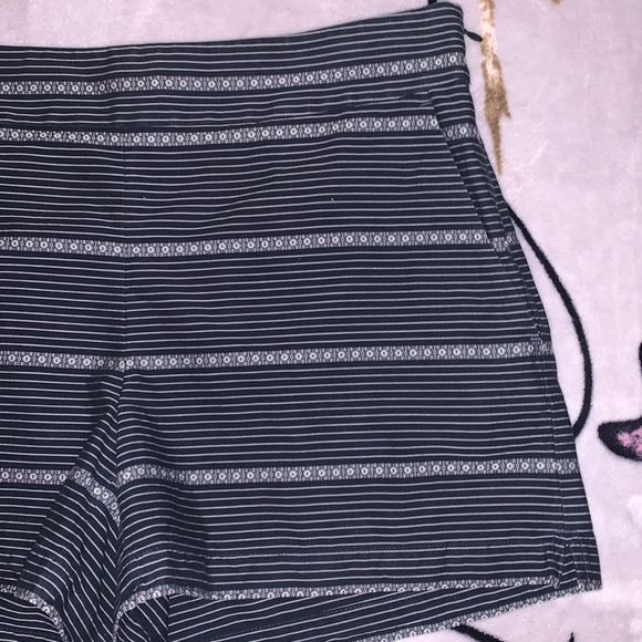 Size 4 LOFT Cotton Navy Patterned Shorts - Picture 3 of 14